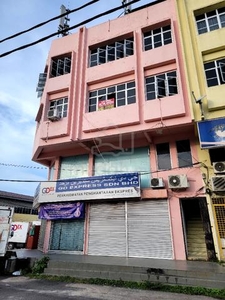 Rumah Kedai 4 Tkt depan Kbmc Lundang ,Kota Bharu
