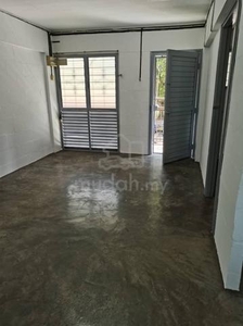 Taman United flat for sale. Low floor walking distance to market.