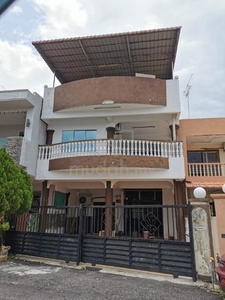 Tmn Intan (Kluang) 2.5 storey terrace house for sale.Fully extended