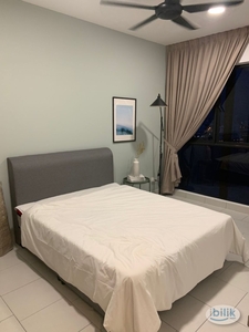Air Cond Middle Room at Astetica Residences, Seri Kembangan.5 min Walking distance to The mines Shopping mall, and KtM serdang