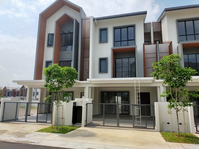 3 Storey House , Taman Putra Prima Puchong Rental