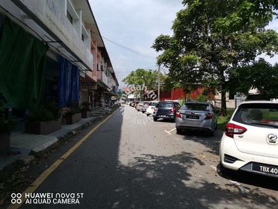 Ipoh garden nice location move in condition shoplot for rent