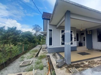 Sebuah rumah semi-D setingkat hendak dijual di Banggol katong, serada.