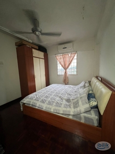 Master Bedroom (Can be privated or shared) in Avenue Court, near UM.
