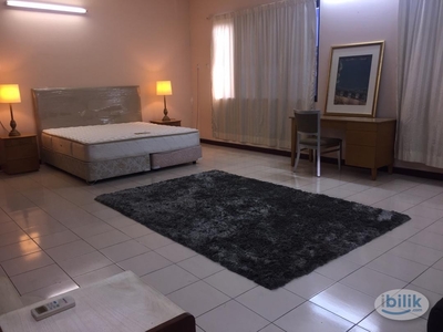 Super LARGE COSY Master Bedroom at Bkt Gasing - 5 mins to PJ New Town, near PPUM / UH