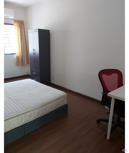 All Female House Middle Room(With Utility+24 Hrs Security)15 Mins To KL City Centre, Mid Valley & PJ at Dale, Lakefields Sungai Besi