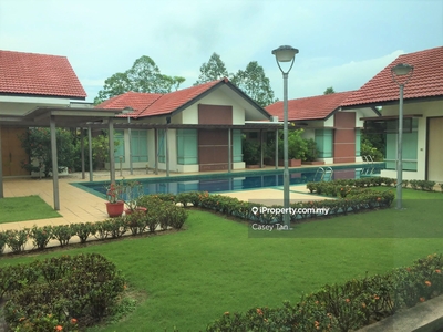 Bungalow House with Swimming Pool & Landscape Garden. Near 2nd Link.