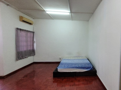 Landed House Bandar Puchong Jaya jln Tempua Master Bedroom with Private Bathroom and Balcony
