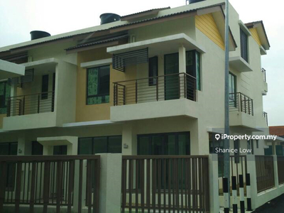 Limited 2.5 storey end-lot for sale !