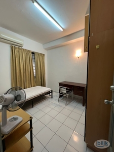 Private Bathroom, NEAR MRT, Master Room, free water bills and WiFi . Near Mini Market