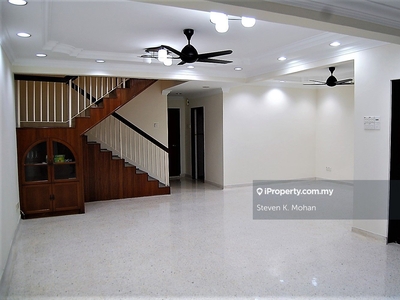 Spacious Lorong Maarof house with 5 rooms for rent.