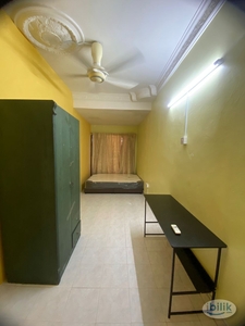 Comfortable Medium for rent at SS18 with private bathroom near LRT, SS15