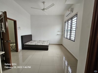 Master room for let -$700 Double storey house - Taman Kinrara Puchong