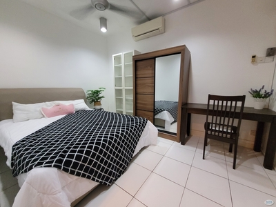 Middle Room at Lake Fields, Sungai Besi with private bathroom FREE parking LRT MRT Pavilion Bukit Jalil including electrical+water