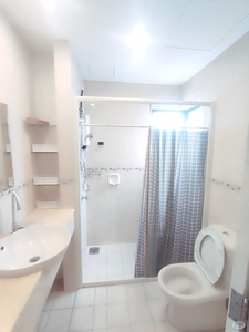 Middle room available at Pelangi utama condominium