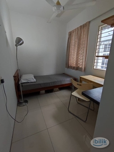 Middle Room with attached bathroom, walking distance to LRT Station, Wangsa Maju