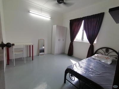 Private Master Bedroom with Fully Furnished & Free Parking at Flat Bandar Bukit Puchong