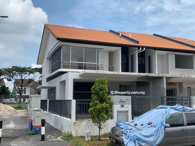 Brand New End Lot Superlink House in Kota Bayuemas for Sale!