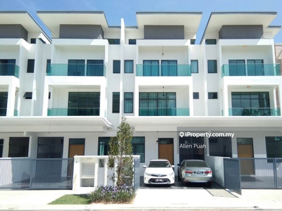 Ready Move In (280k Cash Back) 3 storey Superlink In Puchong