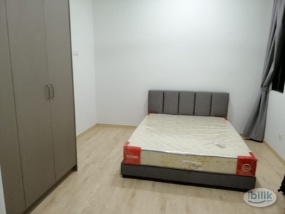 Walk to LRT! Master Room for Rent!