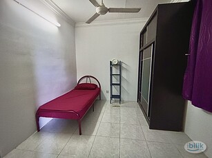 Middle Room at Blok G, Mentari Court, Bandar Sunway