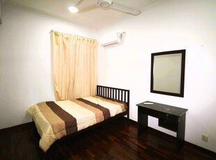 Queen Size BIG Medium AC room, Male only, 8mins to Publika, Low Deposit Menara Duta 2