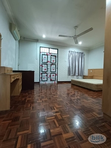 ❤️Master Room For Rent At Nearby Puchong IOI Mall❤️Near Restaurant / Grocery / Shopping Mall / Puchong / Wawasan /