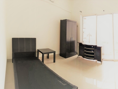 有房出租有露台 Middle Room With Balcony at Cova Suites, Kota Damansara