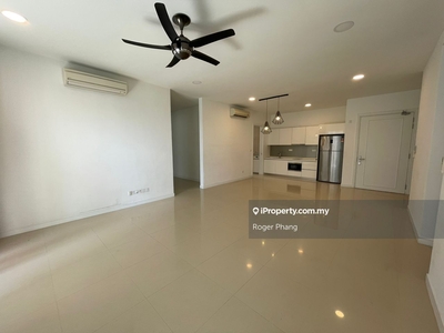 Partially Furnished 4 rooms Corner unit For Rent