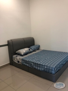 Air cond Middle Room at Saville @ D'Lake, Puchong-4km , 5min drive to small town ship with restaurants, clinic, mini mart, Uptown Puchong Bazaar