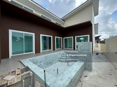 Banglo modern ada kolam renang,90% dalam pembinaan