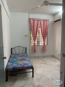 Middle Room to rent at Kelana Jaya nearby LRT Station (Double Storey House)