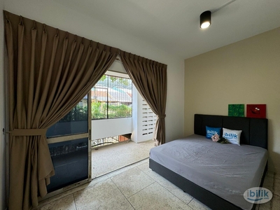 Middle Room with balcony！Walking distance to CIQ!!