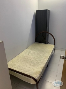 Single small Room(girl) at Avenue Crest, Shah Alam,, Batu 3 , Sek 22. Near Glenmarie .24 HOUR SECURITY ! Nearby have Giant and Tesco Shah Alam