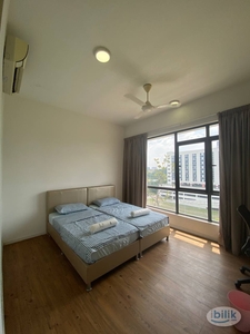 Cozy Master Bedroom Rental with City View ✨Next to Utropolis Marketplace