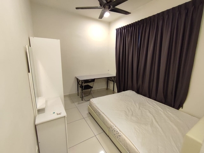Just Listed! Medium Room with Queen Bed & Air-con. Free Wifi & Utility