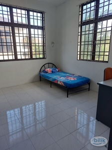 Middle Room For Rental at Taman Lapangan Pelangi, Ipoh