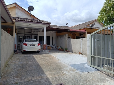 Newly painted single storey terrace for rental - partially furnished in Rasah Jaya, nearby Rasah Jaya KFC