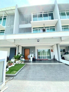Facing Open3 Storey Superlink D' Island Residence Puchong For Sale