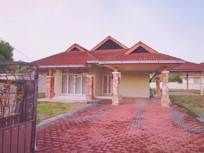 5 bedrooms, 3 bathrooms, and 2 family area landed property in Villa Tanjung Permai