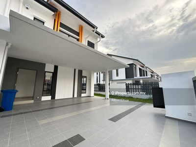 Brand New house in Setia Utama 3, By Water
