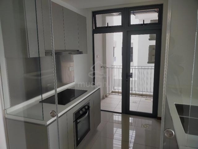 15 min to CIQ Low depo crescent Bay suite for rent at Bayu Puteri