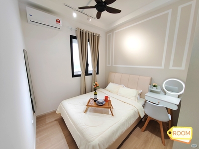 Fully Furnished & New Renovated Queen Suite AIRCOND LINK BRIDGE to MRT SAME LINE TO BANDAR UTAMA!