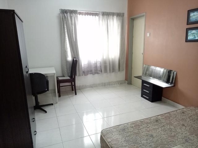 Shah Alam, Seksyen 25, Gated, Furnished Spacious Room, Bath Attached
