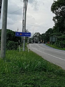 Tanah tepi jalan dekat jambatan iskandariah Kuala kangsar