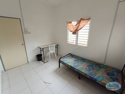 Room for Rent + Air-Cond ❄️ at Setia Alam near Setia City Mall, Taipan
