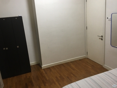 Simple furnished middle room with own private bathroom. Less than 5mins walk to KLCC