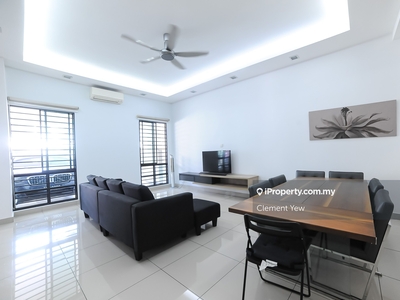Tastefully design full furnished unit ready to move in