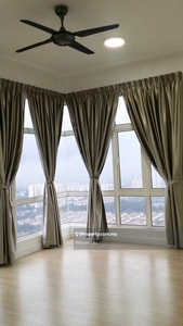 Freehold Well Maintain Corner unit P/ Furnished High Floor Nice View