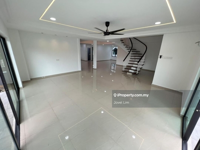 Jalan Petri 2.5 storey semi-D corner lot